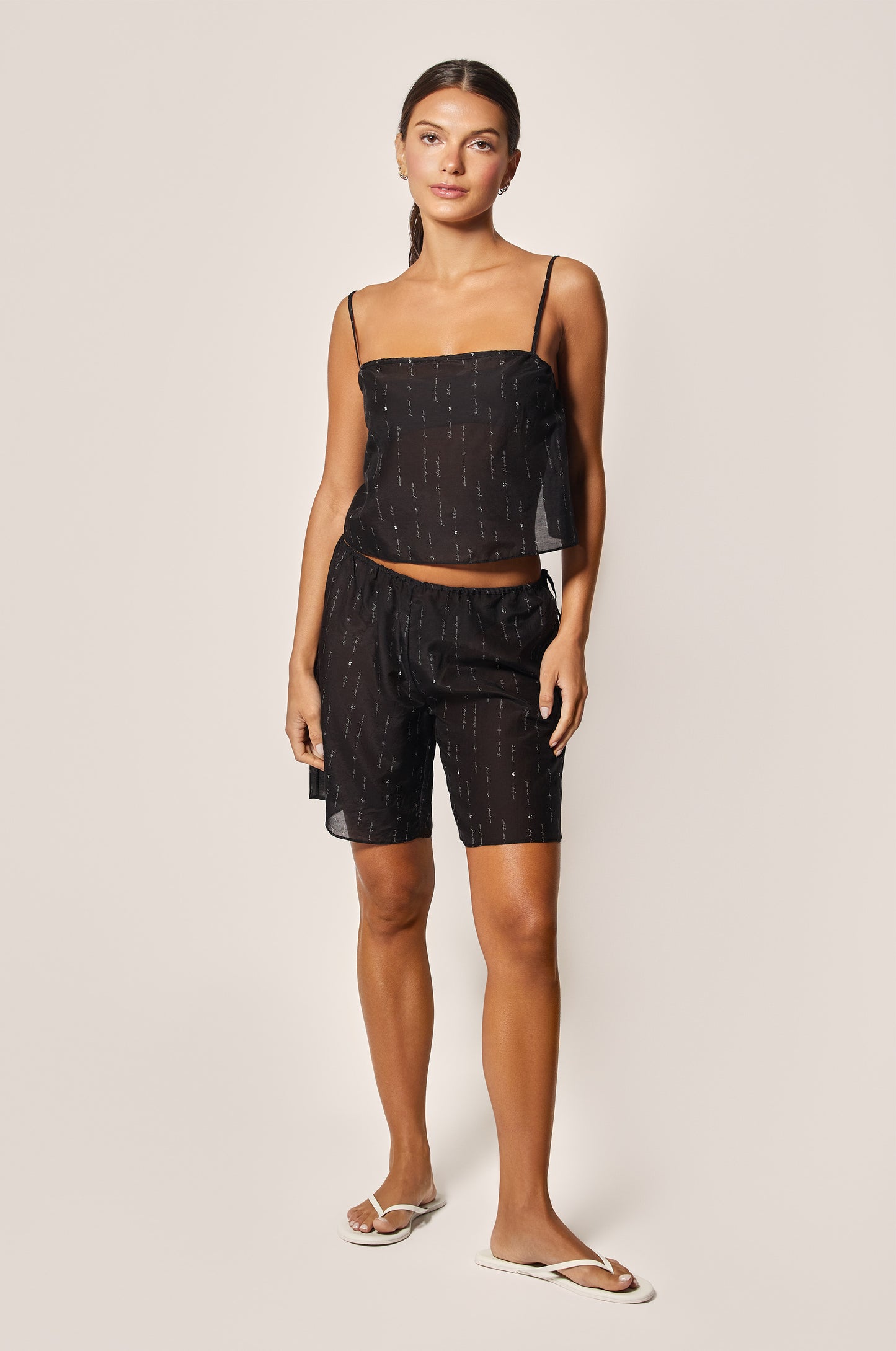 Black Cursive Words Joue Avec Moi Printed Loose Sleeveless Crop Top Front